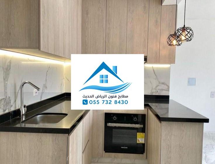 مطبخ صغير مفتوح بتصميم حديث